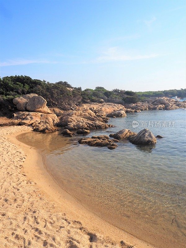 Cala Serana在卡布里拉岛，在马达莱纳岛，撒丁岛，意大利